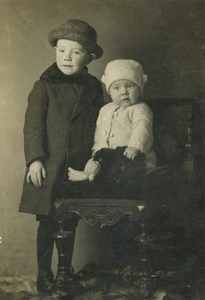 818310 Portret van Piet van Dorssen (1914-2006) met rechts zijn broertje Joop (1918-1974).